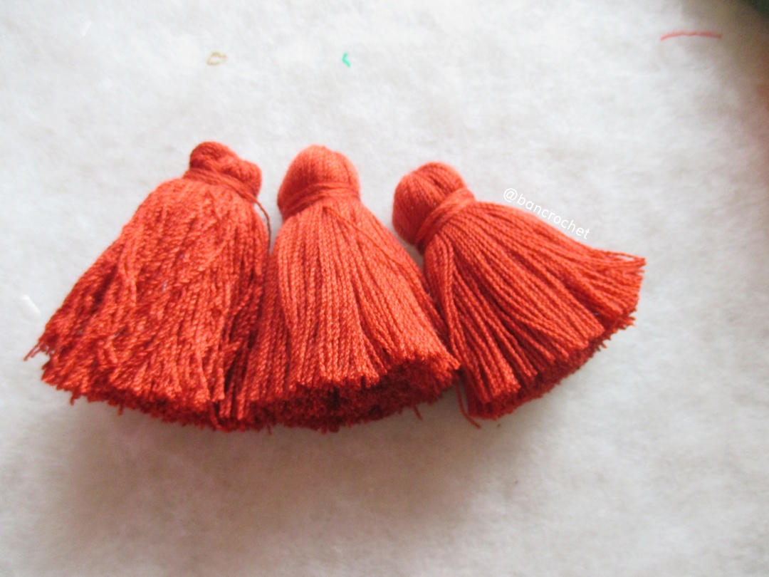 พู่แบบหนาฟู ขนาด 2 นิ้ว 4 ply tassel crochet acrylic yarn 4 ply แดงเข้ม 2 นิ้ว