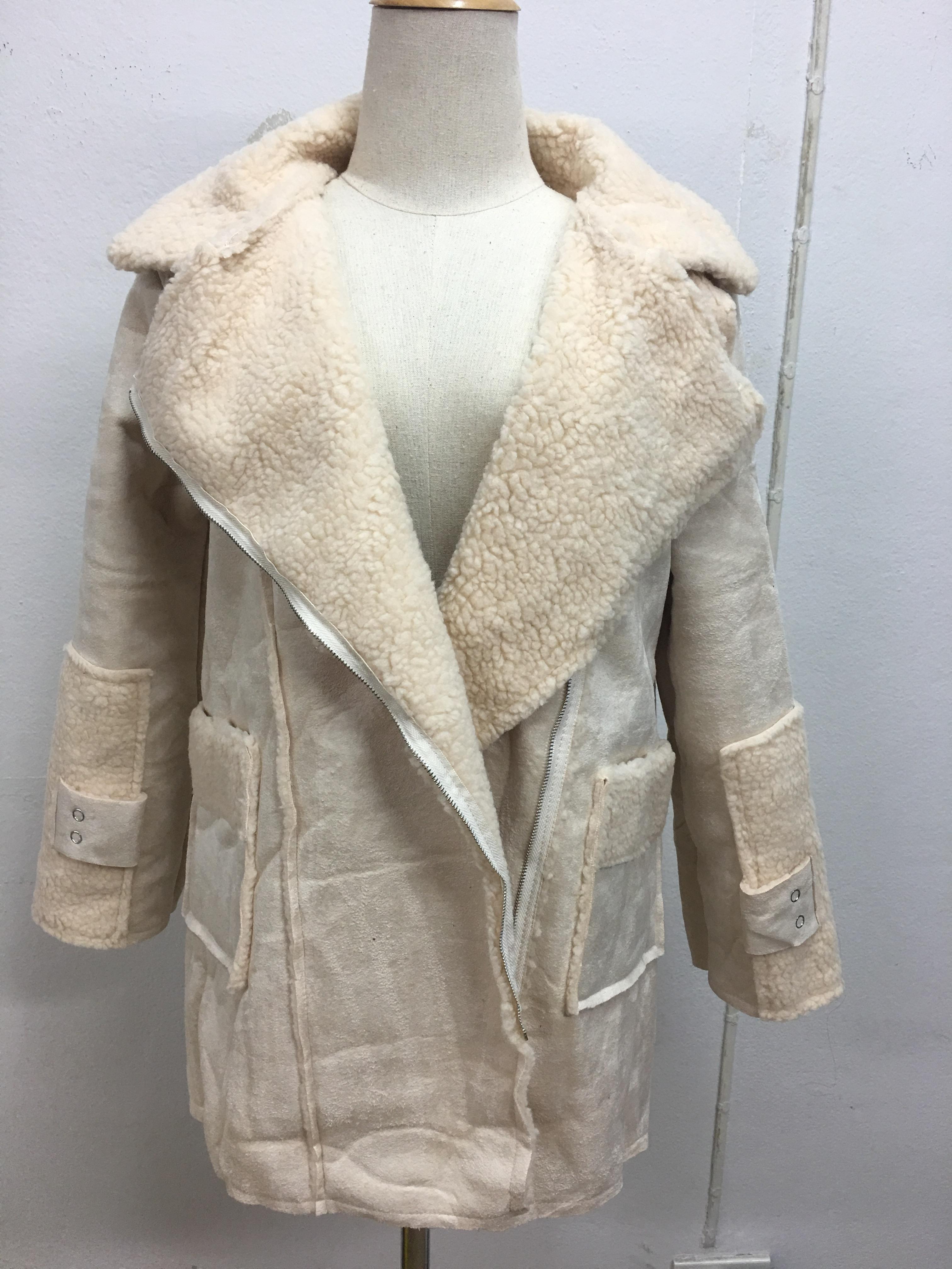 เสื้อกันหนาว สีครีม เนื้อผ้าคล้ายๆหนังกลับ+กำมะหยี่ แต่งขนแกะด้านใน ดูดี อุ่นนนน แบบเก๋สุดๆ พร้อมส่งเลยจ้า งานตามแบบ