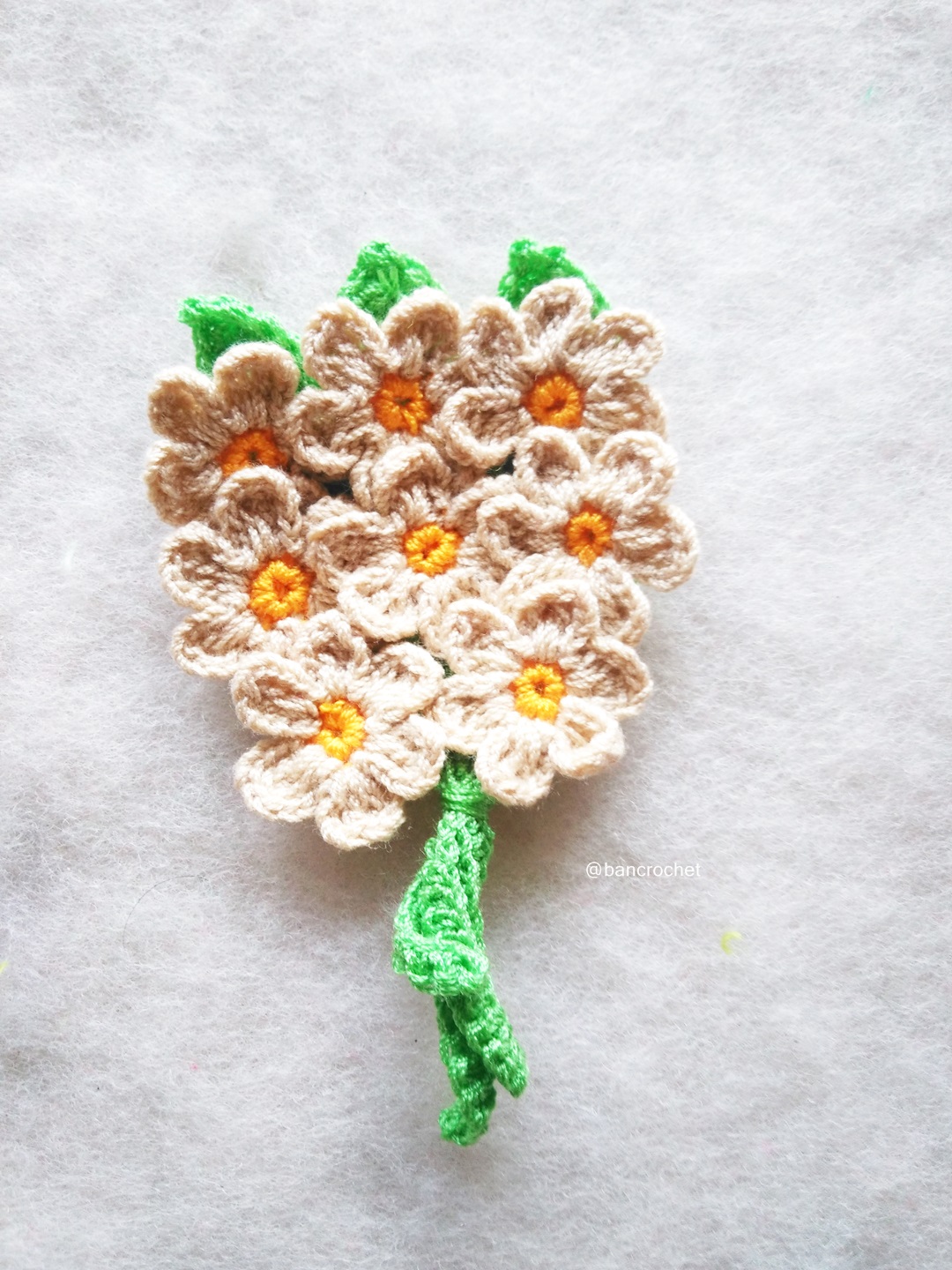 Bancrochet ช่อดอกไม้จิ๋วถักโครเชต์ Mini flower bouquet crochet สีครีม 5 นิ้ว