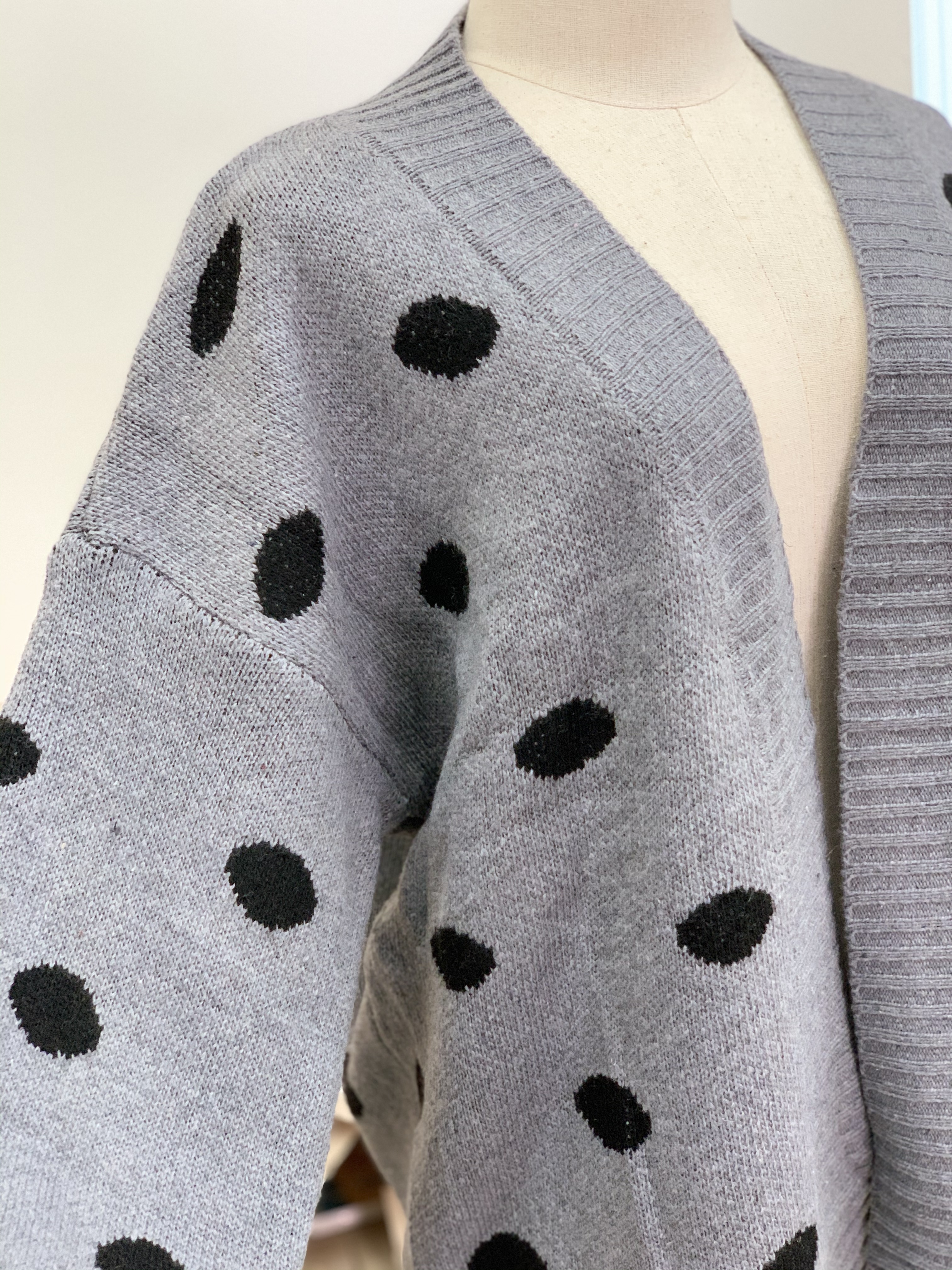 เสื้อกันหนาวไหมพรมถัก ทรงสวย แบบน่ารัก ทอลายจุด พร้อมส่ง เทาลายดำ