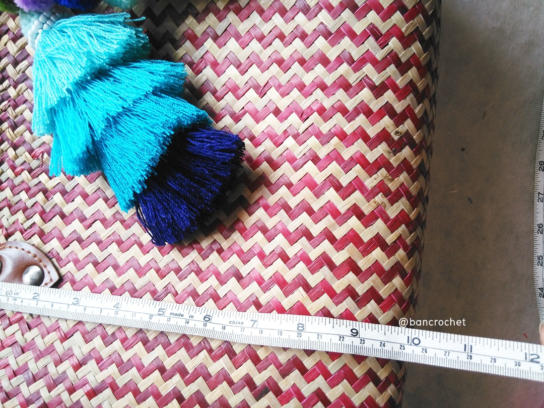 bancrochet กระเป๋ากระจูดสาน ลายแดง แถมที่แขวนกระเป๋า ขนาด 10*14*5*15 นิ้ว basket weave bags ลายสลับแดง 10*14*5*15 นิ้ว