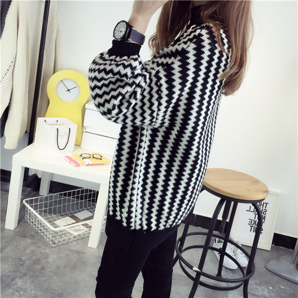 เสื้อไหมพรมคอปีน เนื้อดี ลายขาวดำเก๋ๆ ทรงสวย ไม่เหมือนใคร พร้อมส่งจ้า