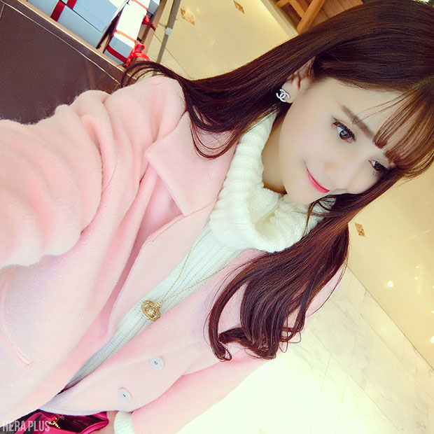 โค้ททรงโคล่ง สำหรับสาวขี้หนาว หรือชอบใส่เสื้อไหมพรมหนาๆ ข้างใน ทรงนี้เหมาะมากค่า สวมทับก็ดูหวานขึ้นมาทันตาเห็นน พร้อมส่งเลยน้าา pink