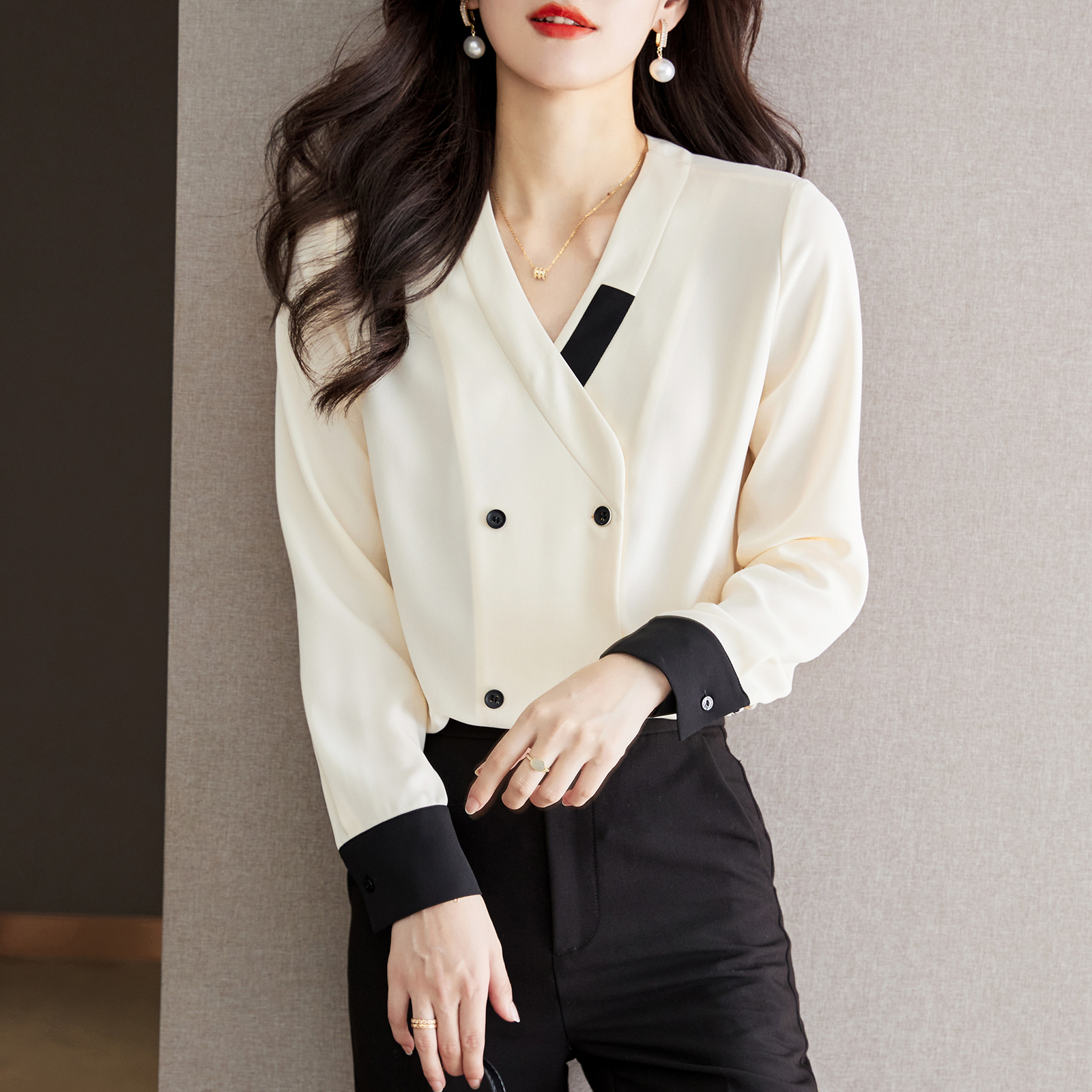 เสื้อเชิ้ตผู้หญิงแขนยาว เสื้อเชิ้ตผู้หญิงใส่ทํางาน 390 บาทต่อชิ้น ฟรีค่าจัดส่ง