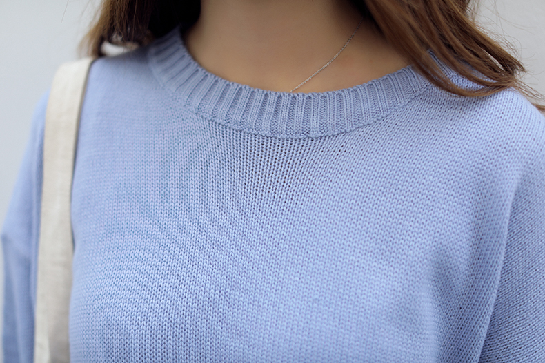 เสื้อไหมพรมตัวโคล่ง สีฟ้า ไหมพรมเนื้อนิ่ม ไม่หนามาก ยืดได้เยอะ ใครชอบแนวสาวเกาหลี พลาดไม่ได้จ้า