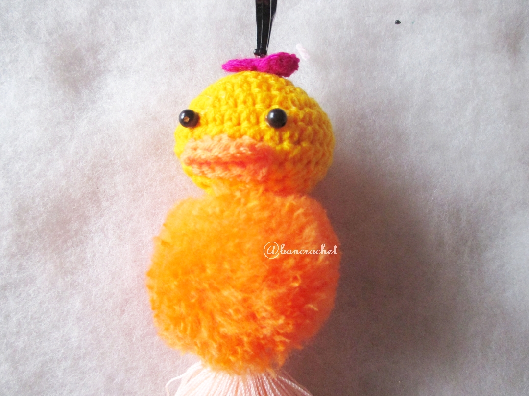 พวงกุญแจปอมปอมเป็ดเหลือง pompoms duck crochet keychain