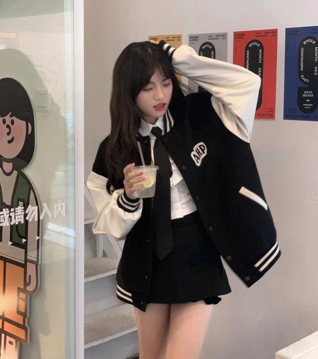 เสื้อกันหนาวแจ็คเก็ตสีดำคู่กับกระโปรงสั้นสีดำไตล์เบสบอล
