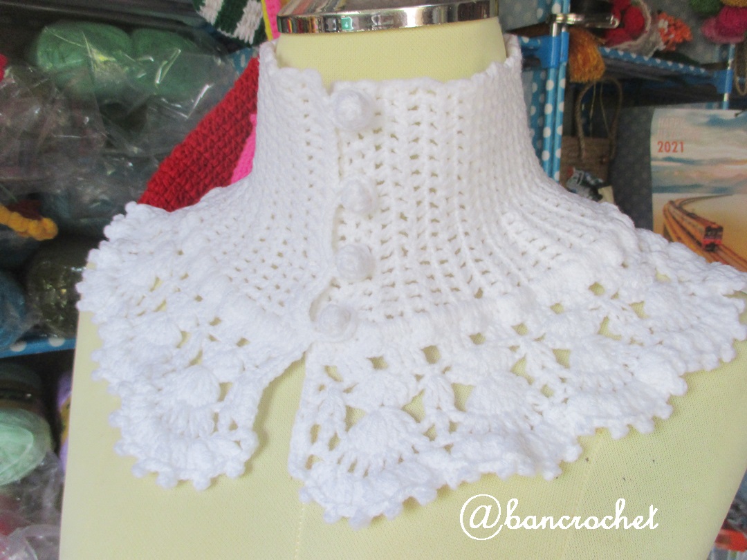 Bancrochet ผ้าคลุมคอถักโครเชต์ แบบมีกระดุมหน้า Crochet cowl สีขาว inch