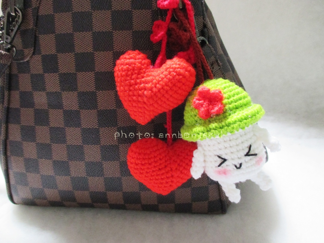 ที่ห้อยกระเป๋าเห็ดถักสีเขียวพร้อมห้อยหัวใจคู่