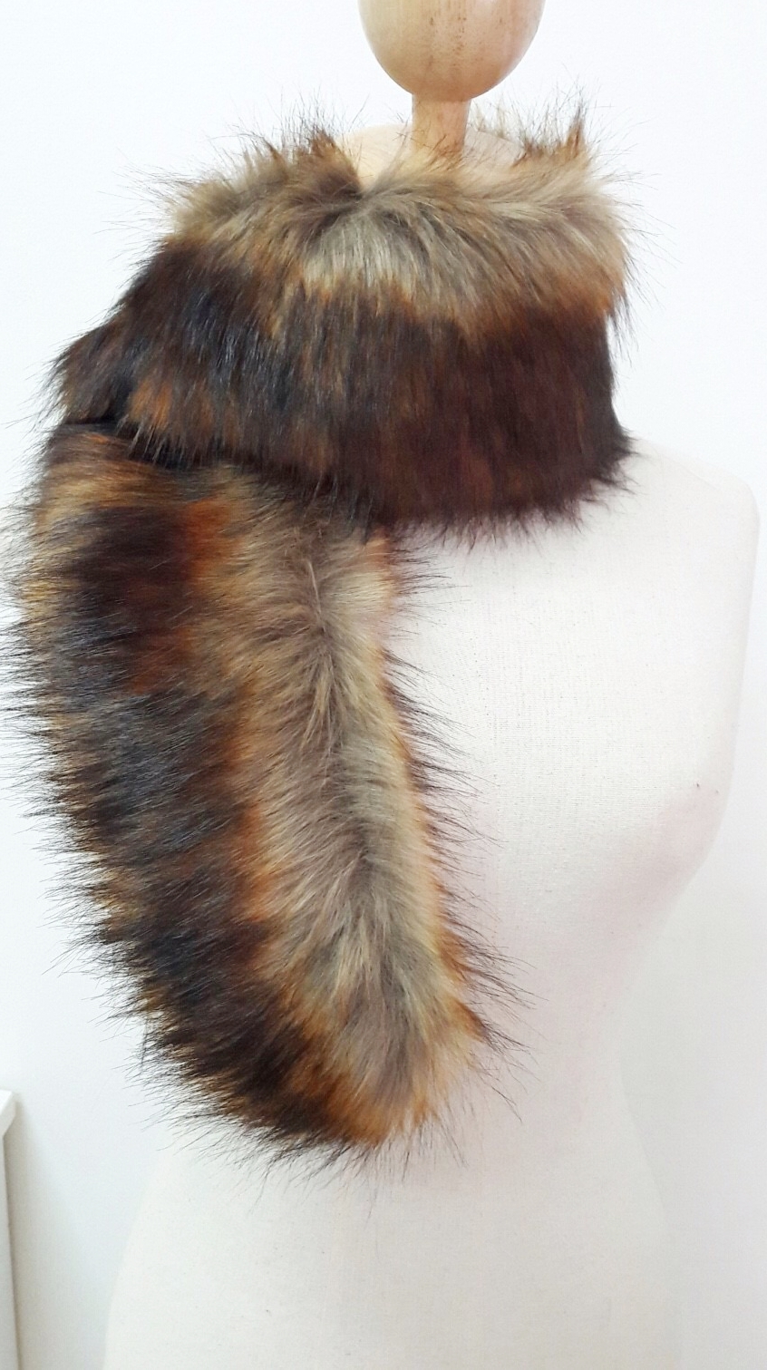 ขนเฟอร์ fur สีน้ำตาลเข้มแซมดำ ขนยาวนุ่ม ใช้ติดเสื้อหนาว หรือใช้พันคอเพิ่มความเก๋ มิกได้กับทุกชุด มาพร้อมกระดุมใส