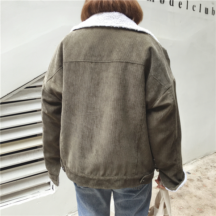 แจ็คเก็ตผ้าลูกฟูก สีเขียงขี้ม้า ด้านในบุขนแกะช่วงตัว เนื้อบางเบา ใส่ชิลๆวันสบายๆ