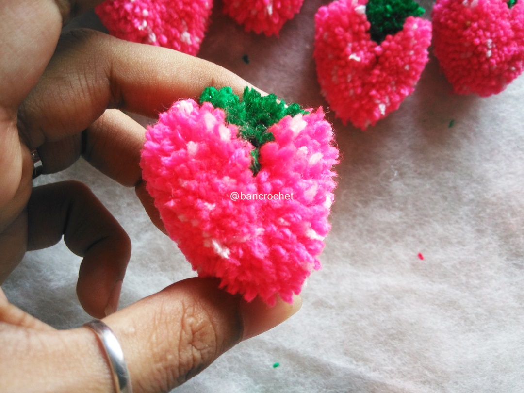 Bancrochet ปอมปอมสตรอเบอรี่ Pompoms strawberry สีชมพูอมส้ม 2 นิ้ว