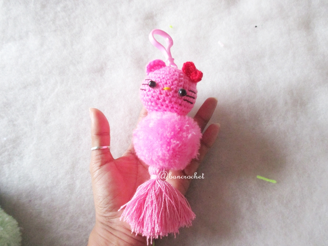 พวงกุญแจปอมปอมคิตตี้ pompoms kitty crochet keychain