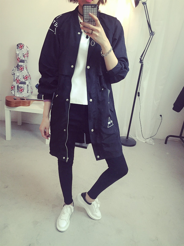 เสื้อคลุมสไตล์เกาหลี ทรงยาว ผ้าร่มเนื้อบางบุซับในช่วงอก แต่สกรีนลายจามจุดต่างๆ ดีเทลช่วงหลังเก๋ๆ พร้อมส่ง