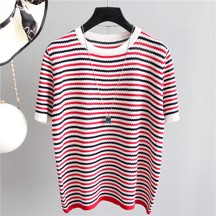 Blouse3910 เสื้อแฟชั่นนำเข้า เสื้อไหมพรมลายริ้วโทนสีขาวแดง งานผ้าไหมพรมเนื้อดีนุ่มเนียนยืดขยายได้เยอะมาก ผ้ามีน้ำหนักทิ้งตัว ทรงปล่อยใส่สบาย งานสวยใส่ง่ายน่ารักมาก แมทช์กับอะไรก็เข้า