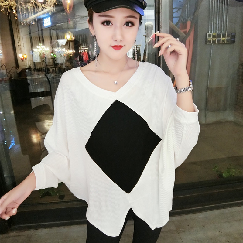Blouse3803 เสื้อไหมพรมทรงโอเวอร์ไซส์โทนสีขาวดำ ผ้าไหมพรมถักเนื้อดีนุ่มเนียนยืดขยายได้เยอะ เนื้อผ้ามีน้ำหนักทิ้งตัว ไหมพรมเนื้อหนาปานกลางใส่ได้ทุกฤดูกาล แมทช์กับกระโปรงหรือกางเกงก็ดูดีไม่แพ้กัน