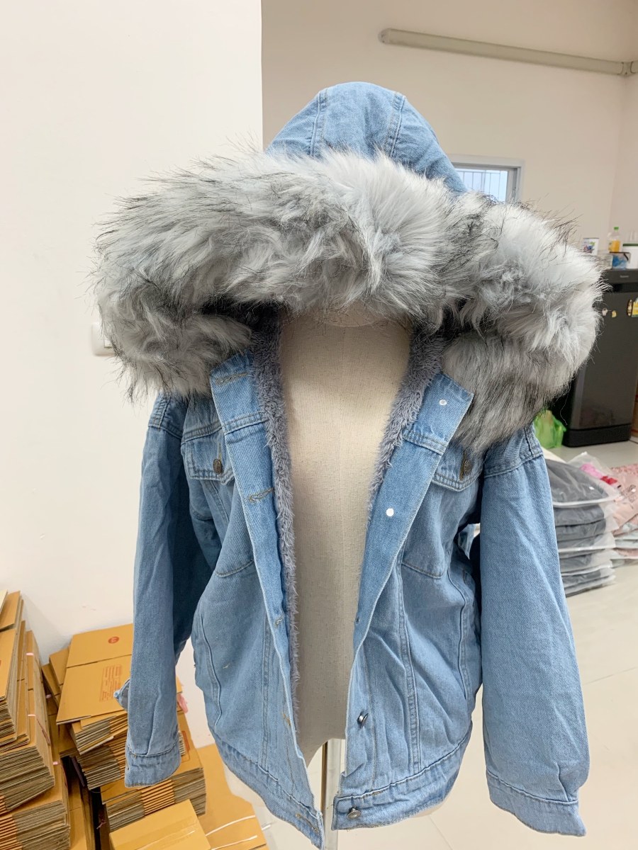 เสื้อกันหนาว ช่วงตัวเป็นผ้ายีนส์ ด้านในบุขนช่วงตัว ช่วงแขนบุซับในกันลม พร้อมขนเฟลอฟูนุ่มมาก งานดี การรันตีจ้า มี 3 สีน้า same pic