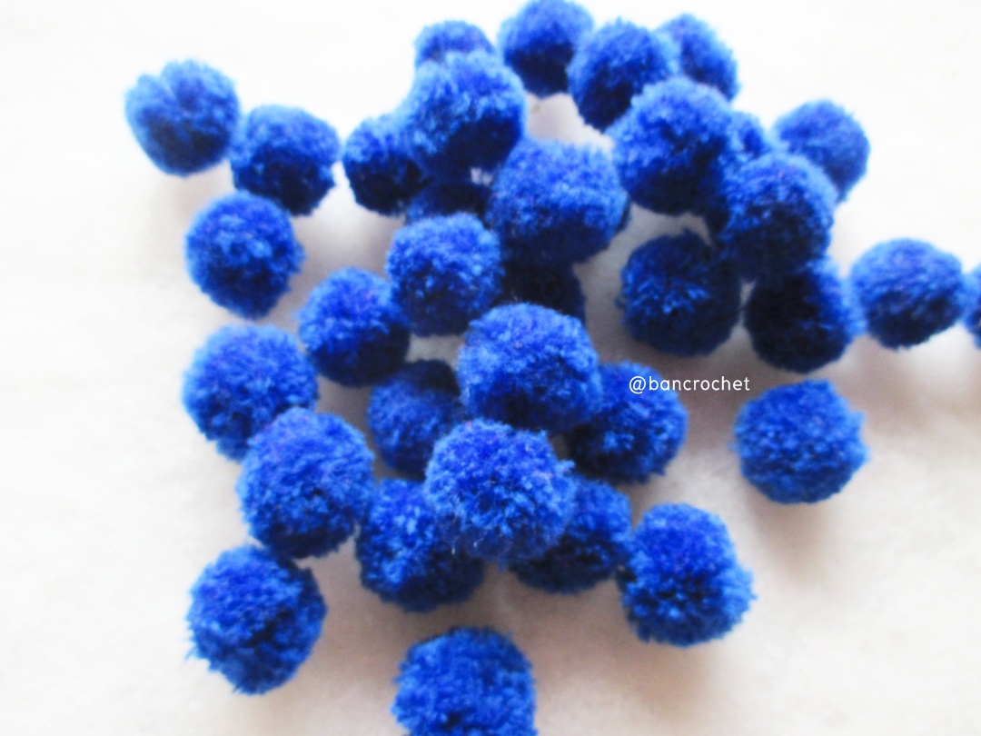 ปอมปอมไหมพรม ขนาด 2.5-3 ซม pom poms crochet น้ำเงิน 2.5-3 ซม.