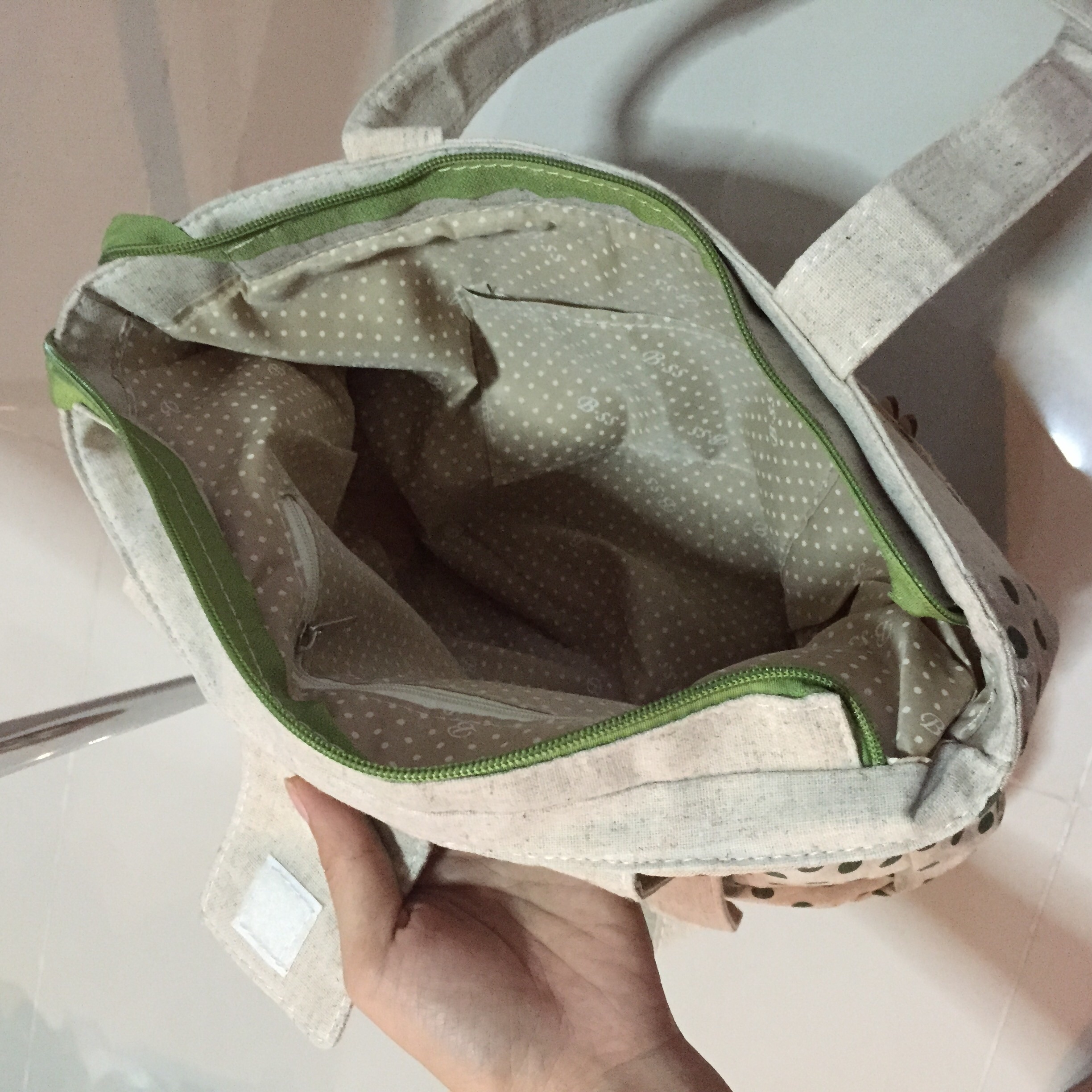 กระเป๋าผ้าใบกลาง จุของได้เยอะ ใครชอบแนวนี้จัดเลยค่ะ