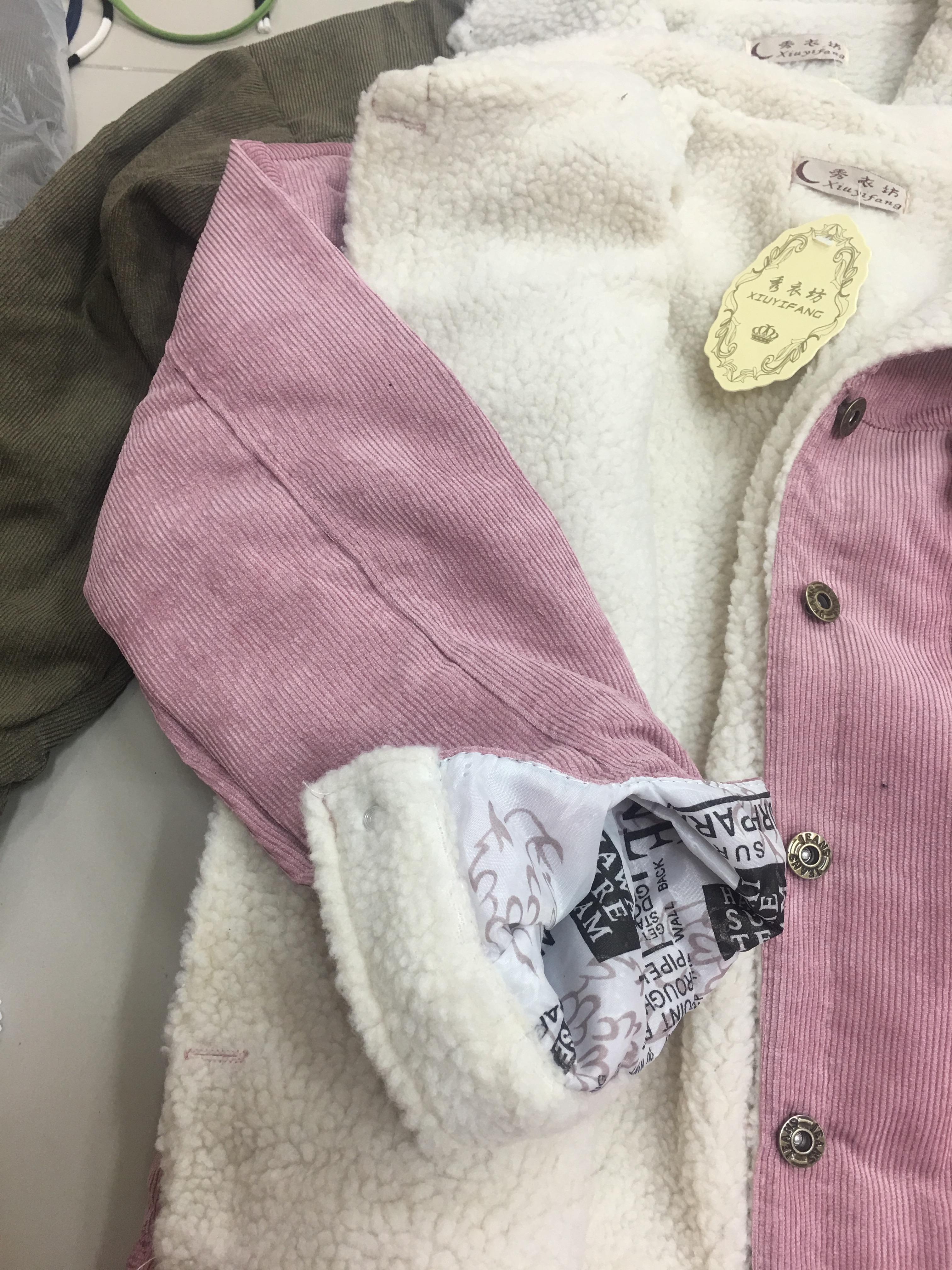 แจ็คเก็ตผ้าลูกฟูก สีเขียงขี้ม้า ด้านในบุขนแกะช่วงตัว เนื้อบางเบา ใส่ชิลๆวันสบายๆ