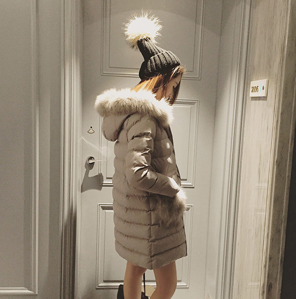 เสื้อกันหนาว ตัวยาว ประดับเฟอร์ฟูๆ ที่ฮู้ด ขนฟูประมาน 3/4 ผ้าร่มเนื้อดีกันลม บุนวมนุ่ม ซิปหน้า เกาหลีมากๆ เทา