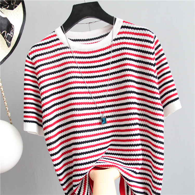 Blouse3910 เสื้อแฟชั่นนำเข้า เสื้อไหมพรมลายริ้วโทนสีขาวแดง งานผ้าไหมพรมเนื้อดีนุ่มเนียนยืดขยายได้เยอะมาก ผ้ามีน้ำหนักทิ้งตัว ทรงปล่อยใส่สบาย งานสวยใส่ง่ายน่ารักมาก แมทช์กับอะไรก็เข้า