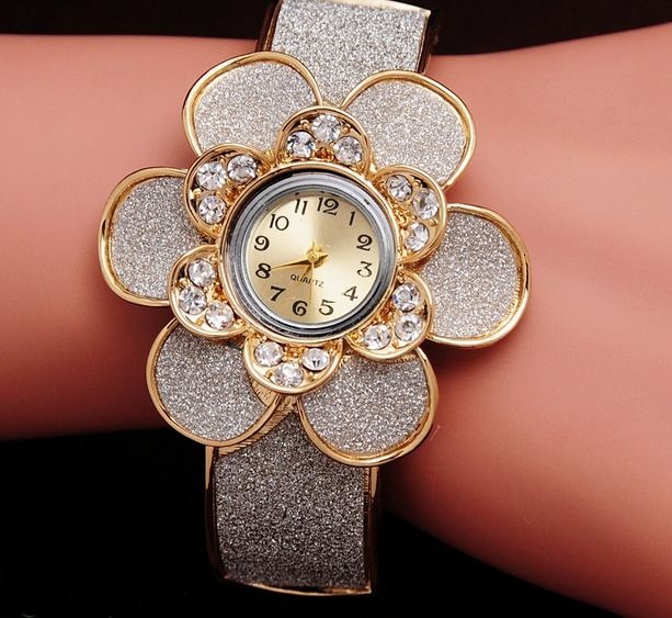 นาฬิกาข้อมือ นาฬิกาผู้หญิง แบบ กำไลข้อมือ ทอง 18 K ลายดอกไม้ สีเงิน นาฬิกาข้อมือ แบบเว่อร์ ช่อดอกไม้ สีเงิน ฝัง เพชร CZ รอบหน้าปัด ไฮโซ ค่ะ 62879
