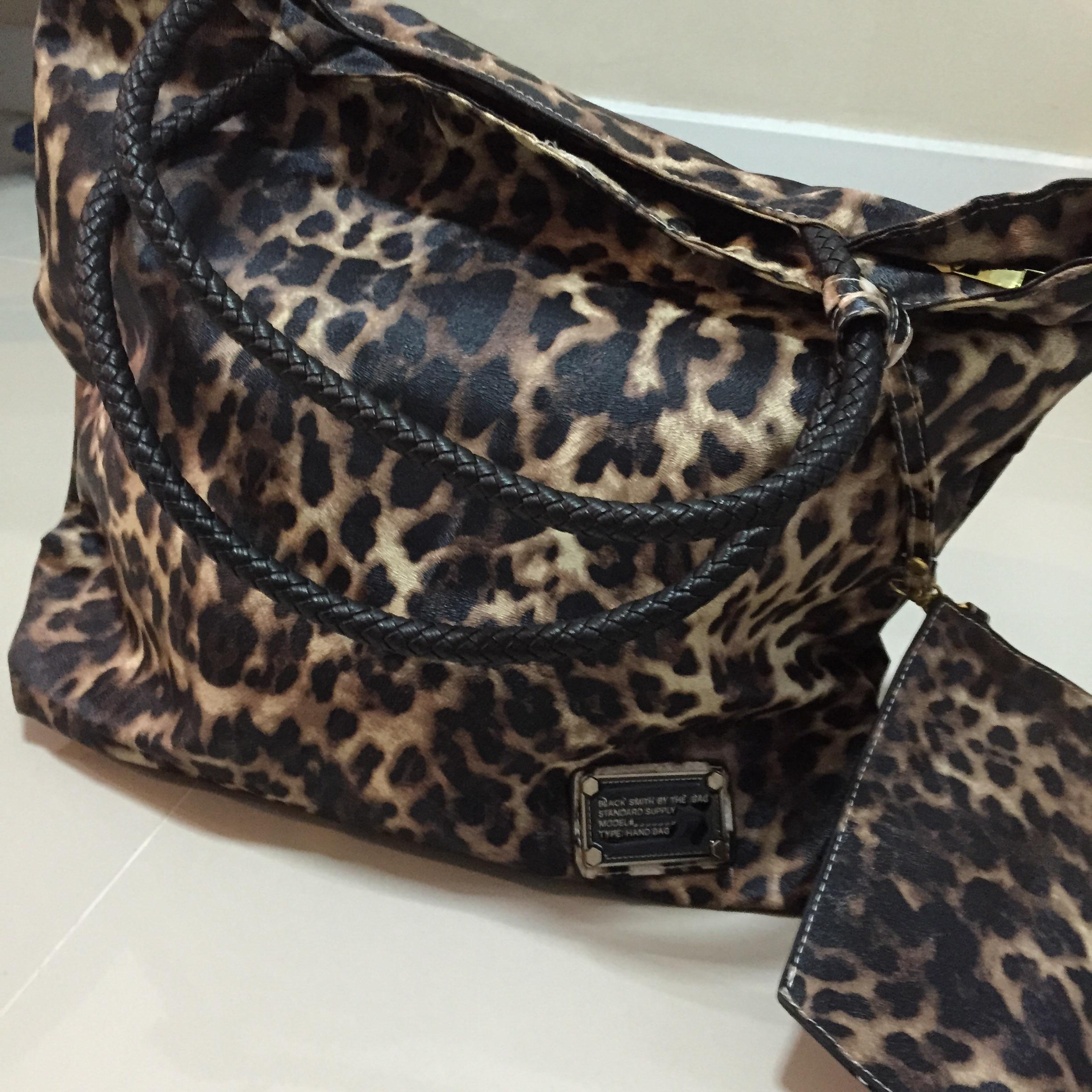 กระเป๋าหนัง ลายเสือ เก๋ๆ แถมกระเป๋าใบเล็ก ถ่ายจากสินค้าจริง