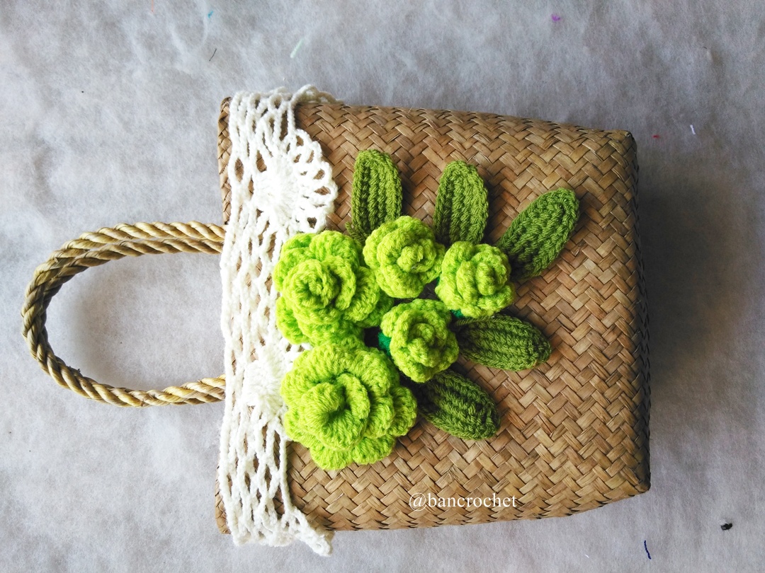 กระเป๋ากระจูดสาน ประดับดอกไม้ ขนาด 7*7*3.5*9.5 นิ้ว basket weave bags ธรรมชาติ 7*7*3.5*9.5 นิ้ว