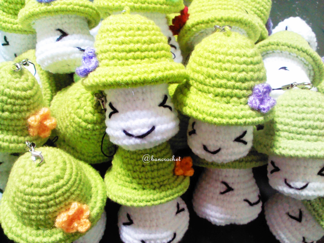 พวงกุญแจเห็ดถักสีเขียว