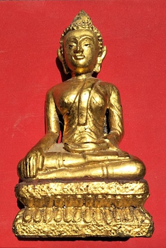 พระไม้แกะปิดทอง