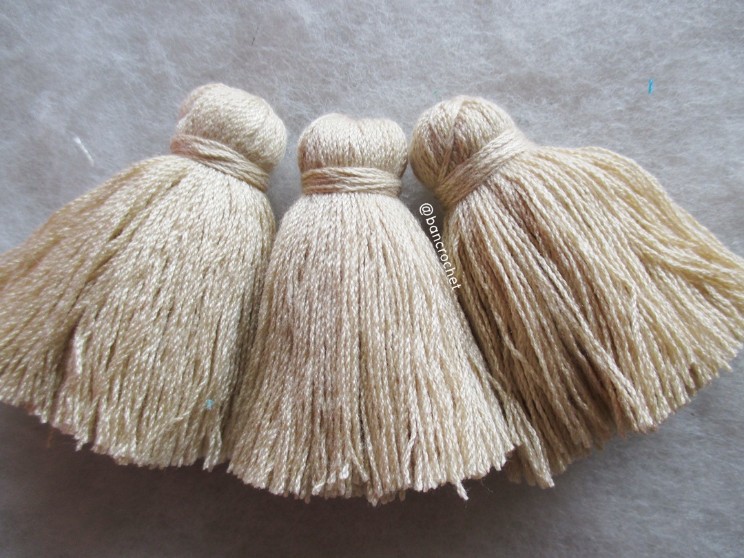 พู่แบบหนาฟู ขนาด 2 นิ้ว 4 ply tassel crochet acrylic yarn 4 ply ครีม 2 นิ้ว