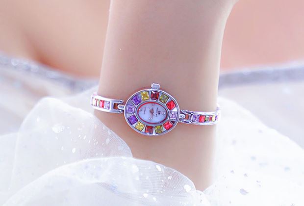 นาฬิกาข้อมือ ฝังเพชร อัญมณี หลากสี สวยหรู นาฬิกาแบบ สร้อยข้อมือ หน้าปัดรูปไข่ สวยอย่างลงตัว 677800