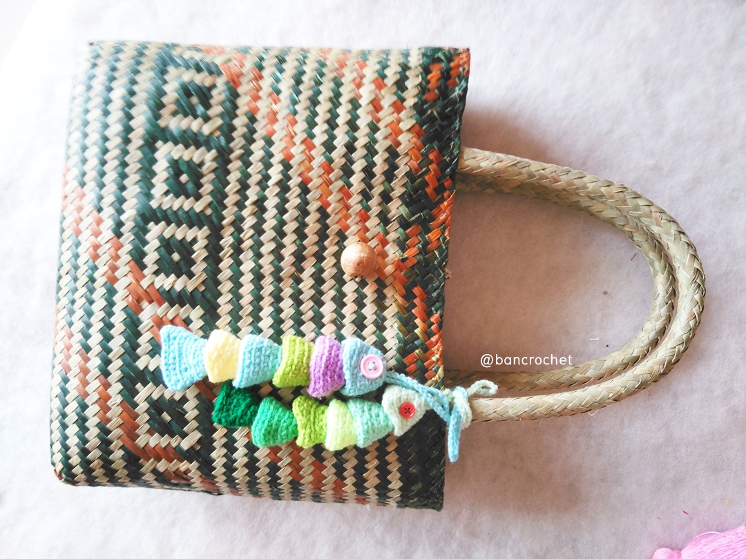 bancrochet กระเป๋ากระจูดสาน ลายเขียว แถมที่แขวนกระเป๋า ขนาด 11*10*4*16 นิ้ว basket weave bags ลายเขียวสลับ 11*10*4*16 นิ้ว