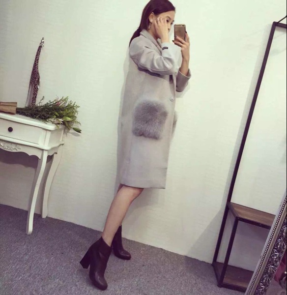 เสื้อโค้ทกันหนาว ทรงสวย สีเทาอ่อน ผ้าวูลผสมผิวสัมผัสดี แต่งเฟลอขนนุ่มๆที่กระเป๋า น่ารักมากก บุซับในกันลม จะใส่คลุม หรือใส่เป็นเสื้อโค้ทปกติก็เก๋ค่า งานดีเลยน้ารุ่นนี้
