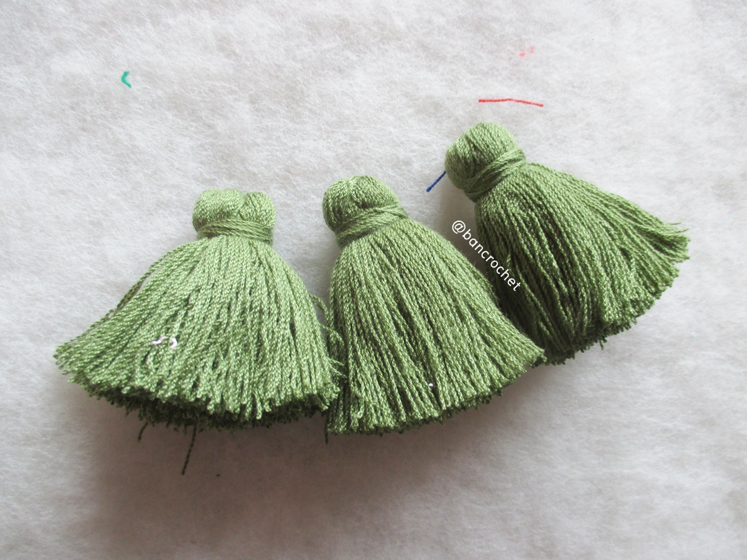 พู่แบบหนาฟู ขนาด 2 นิ้ว 4 ply tassel crochet acrylic yarn 4 ply เขียวขี้ม้า 2 นิ้ว