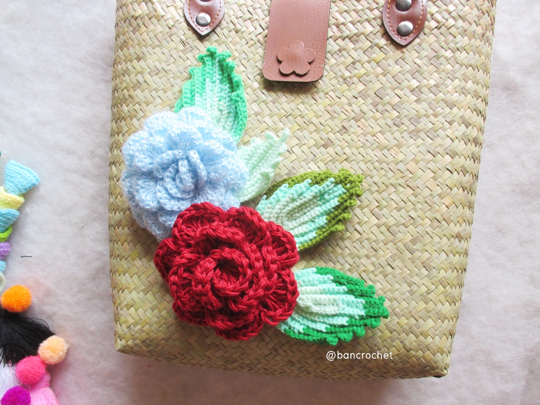 bancrochet กระเป๋ากระจูดสาน ประดับดอกไม้ ขนาด 12*4*18 นิ้ว basket weave bags ธรรมชาติ 12*4*18 นิ้ว