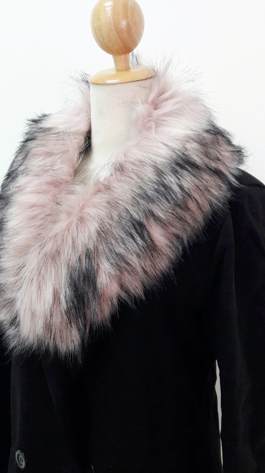 ขนเฟอร์ fur สีชมพูอ่อนแซมดำ ขนฟู ใช้ติดเสื้อหนาว หรือใช้พันคอเพิ่มความเก๋ มิกได้กับทุกชุด มาพร้อมกระดุมใส