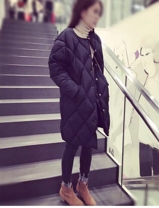 เสื้อโค้ทกันหนาว ตัวยาว สีเทาเงิน ปักลายตาราง ผ้าร่มบุนวม เนื้อเงา กระดุมหน้า สีเทา