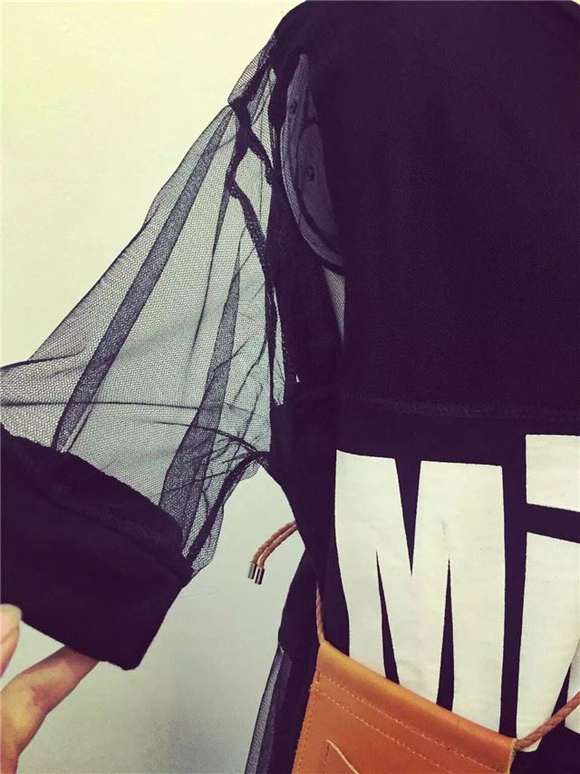 เดรส ผ้าตาข่าย แนวๆ มี 2 ชิ้นนะคะ เสื้อตัวในสกรีนลาย ตัวนอกผ้าตาข่ายแต่งลายอีกชั้น จะใส่รวมหรือแยกก็เก๋จ้า สีขาว/สีดำ