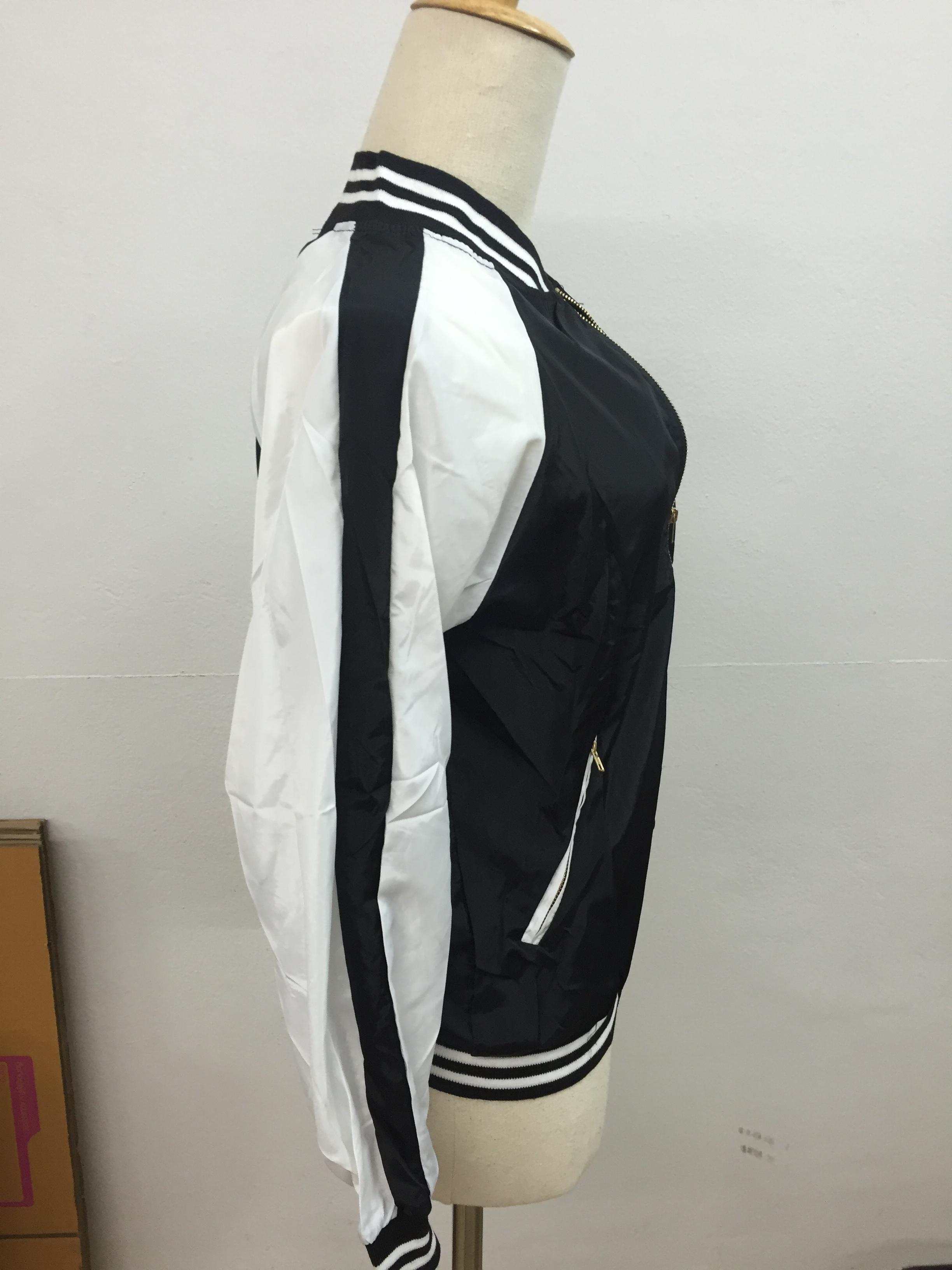 เสื้อคลุมเบสบอล ทรงสวยสีดำ แต่งสีขาว เก๋ๆ ผ้าร่ม ใส่คลุมกันลมชิลๆ same pic