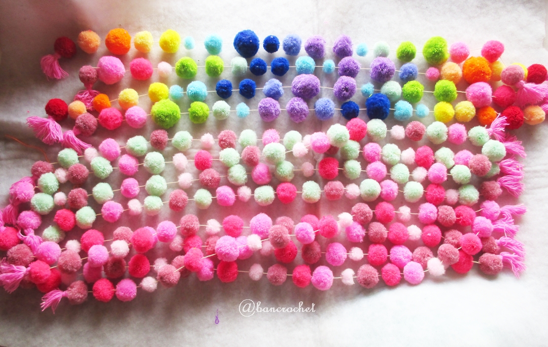 ปอมปอมร้อยสำหรับห้อยประตูหรือประดับตกแต่ง pompoms crochet