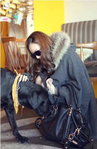 โค้ทกันหนาว ทรงโคล่ง แต่งขนเฟลอร์รอบฮูด ผ้าวูลเนื้อดี มีน้ำหนักทิ้งตัว