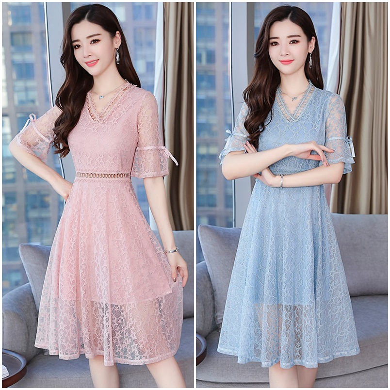 Dress4569 เดรสยาวลูกไม้แขนสามส่วนระบายผูกโบว์ คอและช่วงเอวแต่งลูกไม้ฉลุ ซิปหลัง มีซับในอย่างดี ทรงคอวีใส่แล้วดูผอมเพรียว งานดีทรงดีสวยหวานละมุน ใส่ทำงาน/ใส่ออกงานได้ มี 2 สี ฟ้า, ชมพู