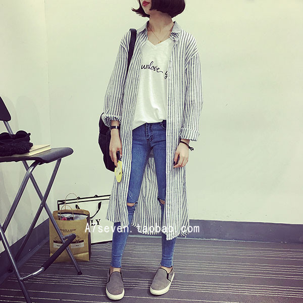 เสื้อคลุมทรงยาว เก๋ ลายทางสีเทาขาว ผ้าฝ้ายเนื้อนิ่ม ใครชอบ look นี้ จัดเลยจ้า
