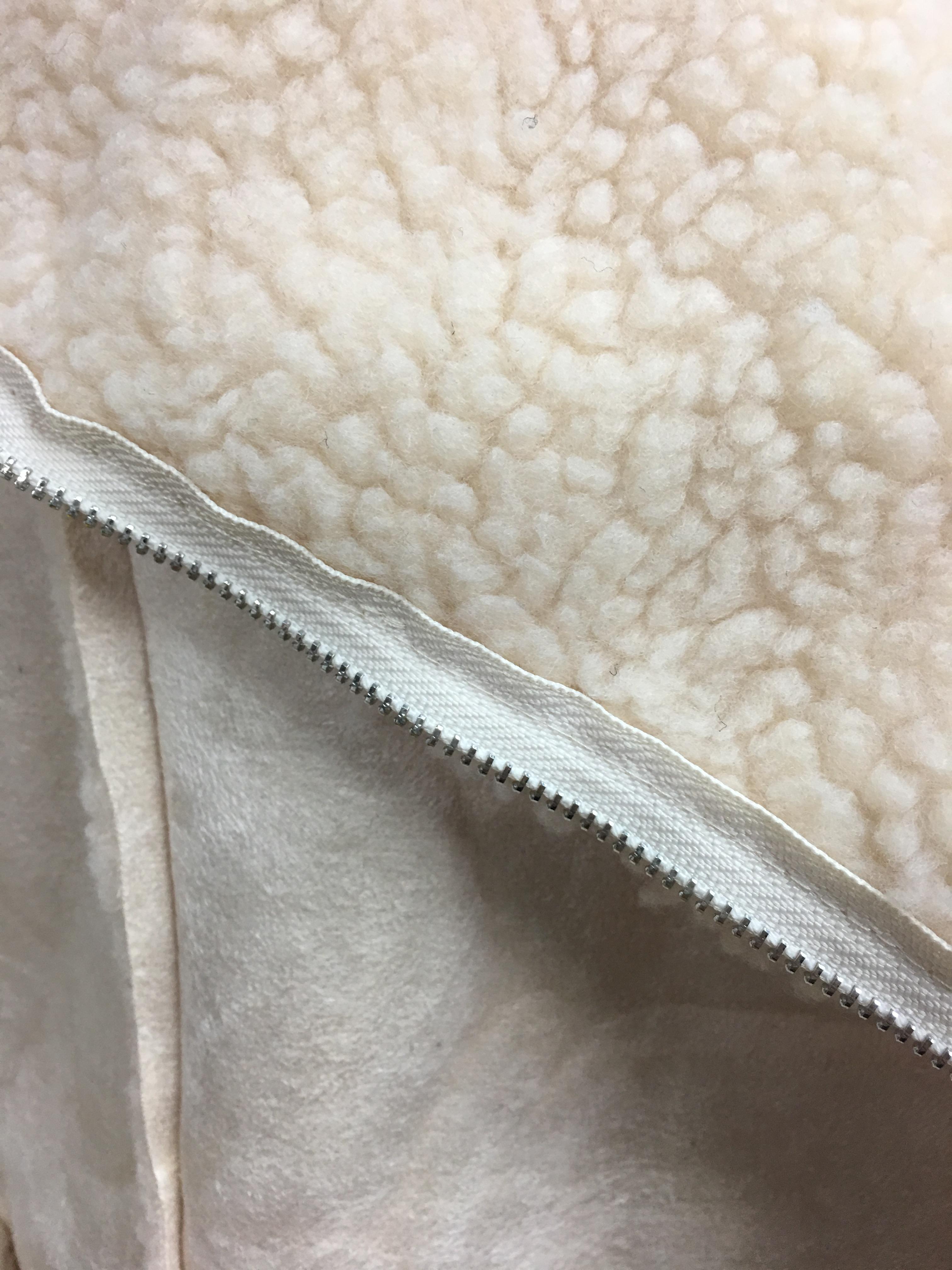 เสื้อกันหนาว สีครีม เนื้อผ้าคล้ายๆหนังกลับ+กำมะหยี่ แต่งขนแกะด้านใน ดูดี อุ่นนนน แบบเก๋สุดๆ พร้อมส่งเลยจ้า งานตามแบบ