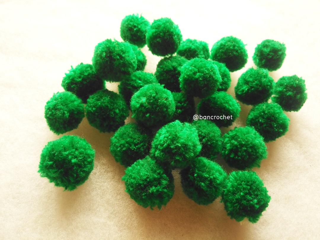 ปอมปอมไหมพรม ขนาด 2.5-3 ซม pom poms crochet เขียวเข้ม 2.5-3 ซม.