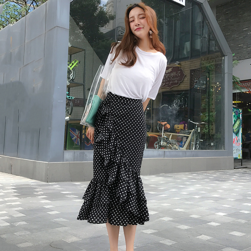 Skirt383 กระโปรงลายจุดสีดำชายระบาย ซิปหลัง ทรงเข้ารูป มีซับในอย่างดี ผ้าชีฟองเนื้อดีมีน้ำหนักทิ้งตัว งานดีทรงดีดีเทลน่ารักแมทช์กับอะไรก็เข้า ใส่เที่ยว/ใส่ทำงานได้