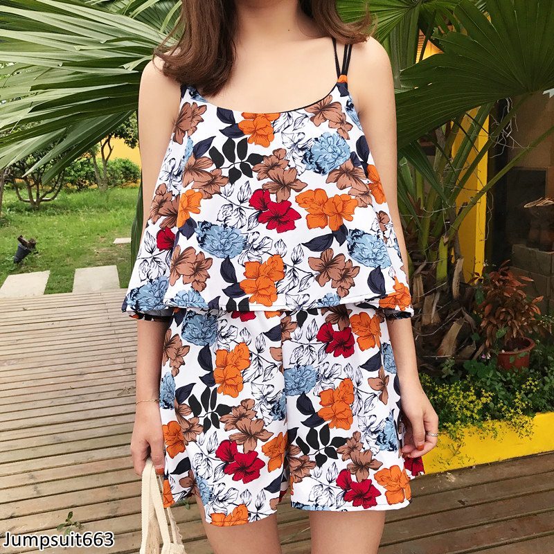 Jumpsuit663 จัมพ์สูทขาสั้นสายเดี่ยวไขว้ลายดอกไม้ เอวยางยืด มีกระเป๋าข้าง ผ้าโพลีเนื้อดีพิมพ์ลายคมชัดสีสวยสดเนื้อนุ่มใส่สบาย ผ้าสวยงานดี ใส่เก๋ๆ ได้บ่อย