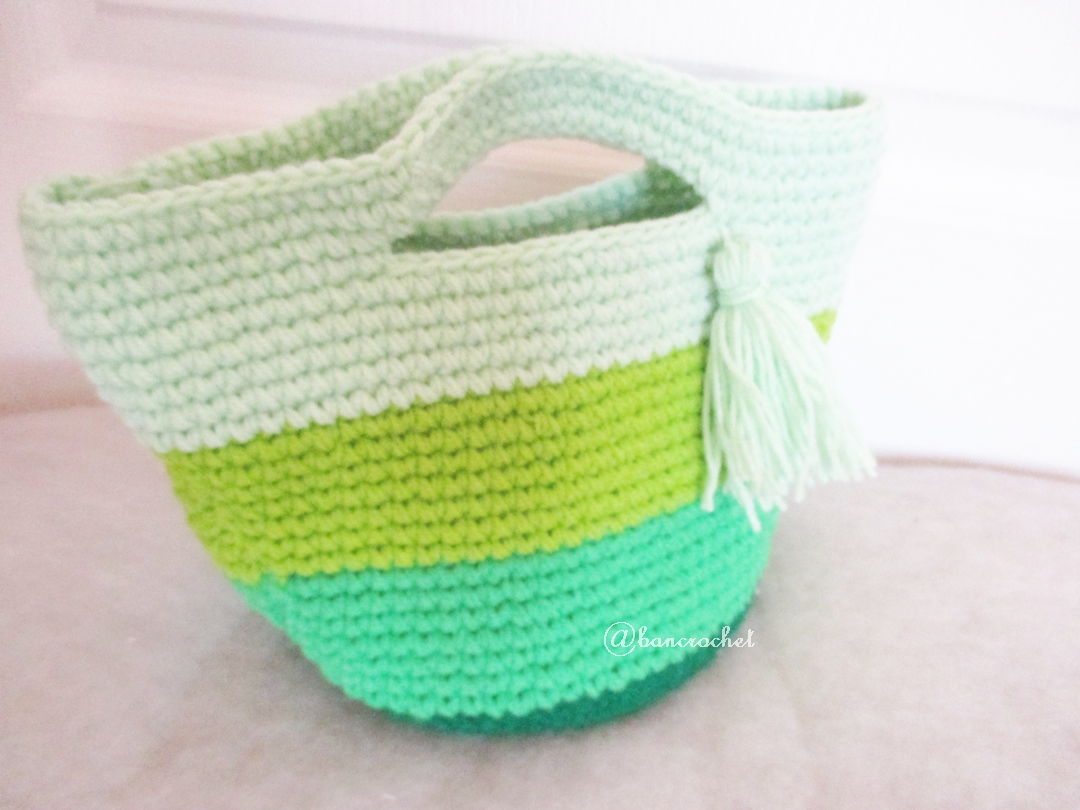 กระเป๋าถักไหมพรมสีเขียวสลับสี handbag crochet handmade